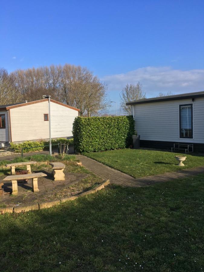 Ruime Chalet Midden In De Natuur In Lith Exterior photo